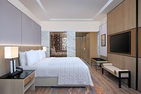 Club lounge access, Executive Guest room, 1 King, Atrium view