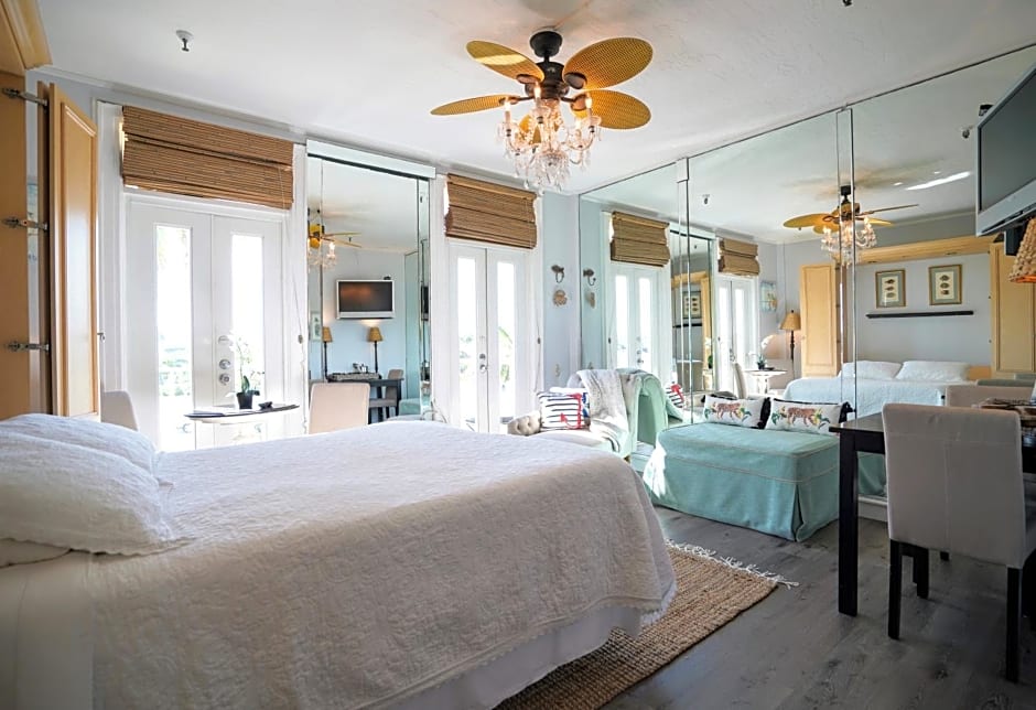 Palm Beach Historic Hotel with Juliette Balconies! 2 blocks from beach!