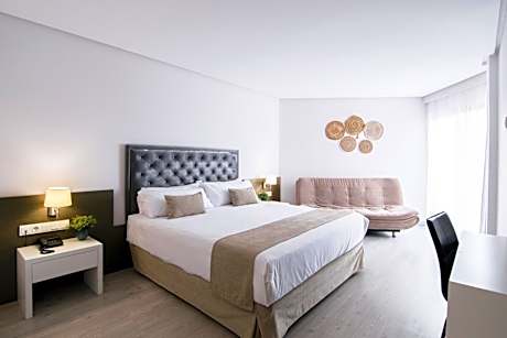 Junior Suite with Lateral Sea View (2 Adults + 2 Children)