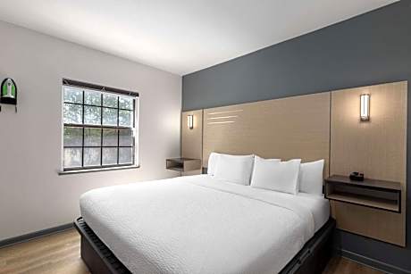 King Suite - Non-Smoking