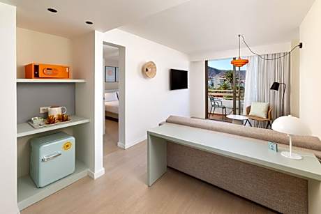 Sol Room with Lounge
