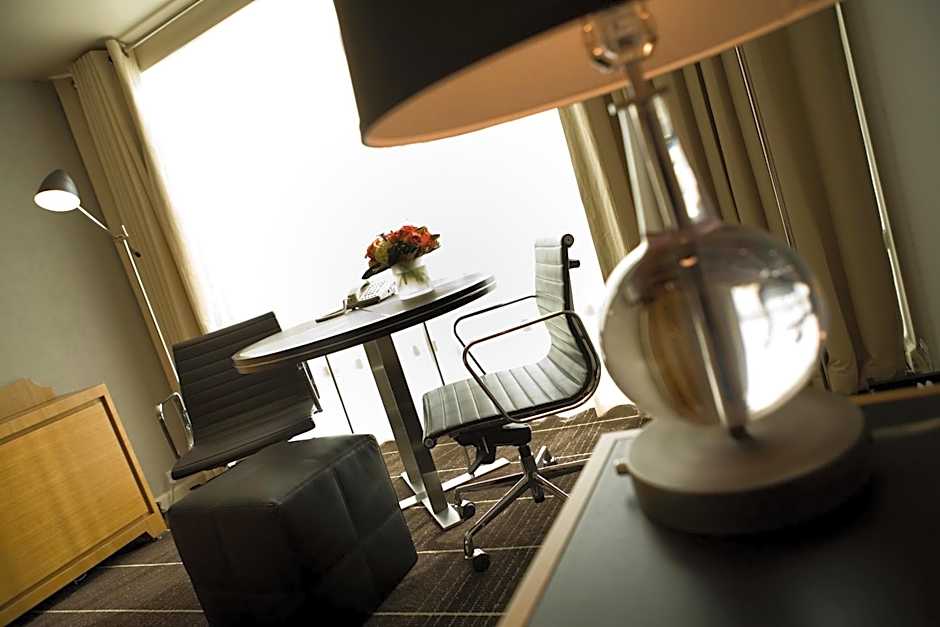 Foto 1 daripada 4 — Parlor 1 King Bed Suite