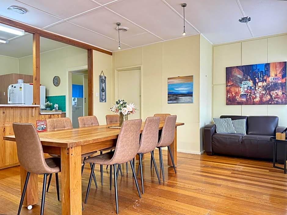 Nautique Beach House - Rustic and Charming, Walk 2 Beach & Shops