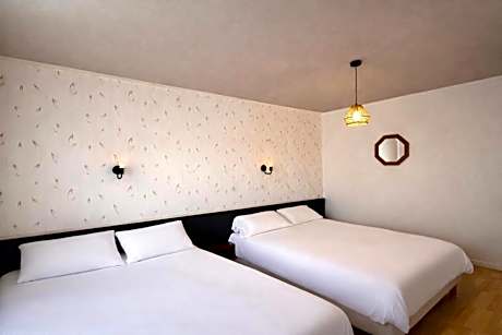 Family Room (2 Adults + 2 Children)