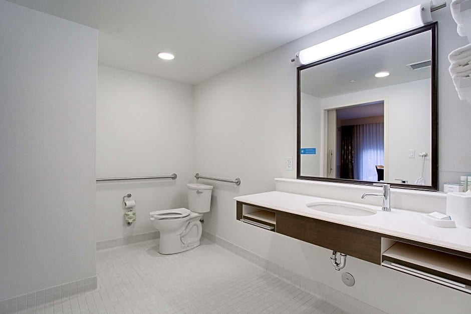Photo 1 of 8 of 2 Queen Beds, Hearing/Mobility Accessible, Bathtub