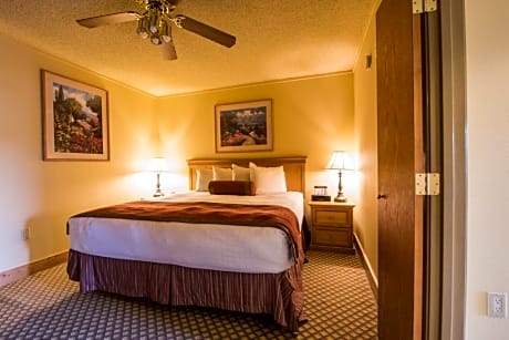 The Grand Lodge: Whetstone Queen Suite Pet Friendly