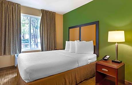 Deluxe Studio with 1 Queen Bed - Non Smoking