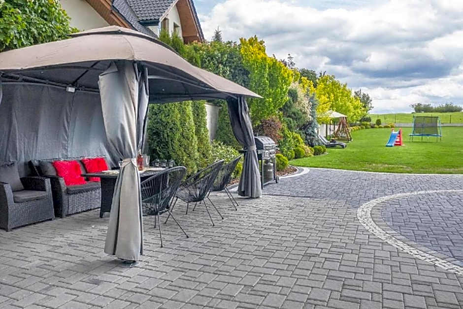 Biały Jeleń z basenem i jacuzzi