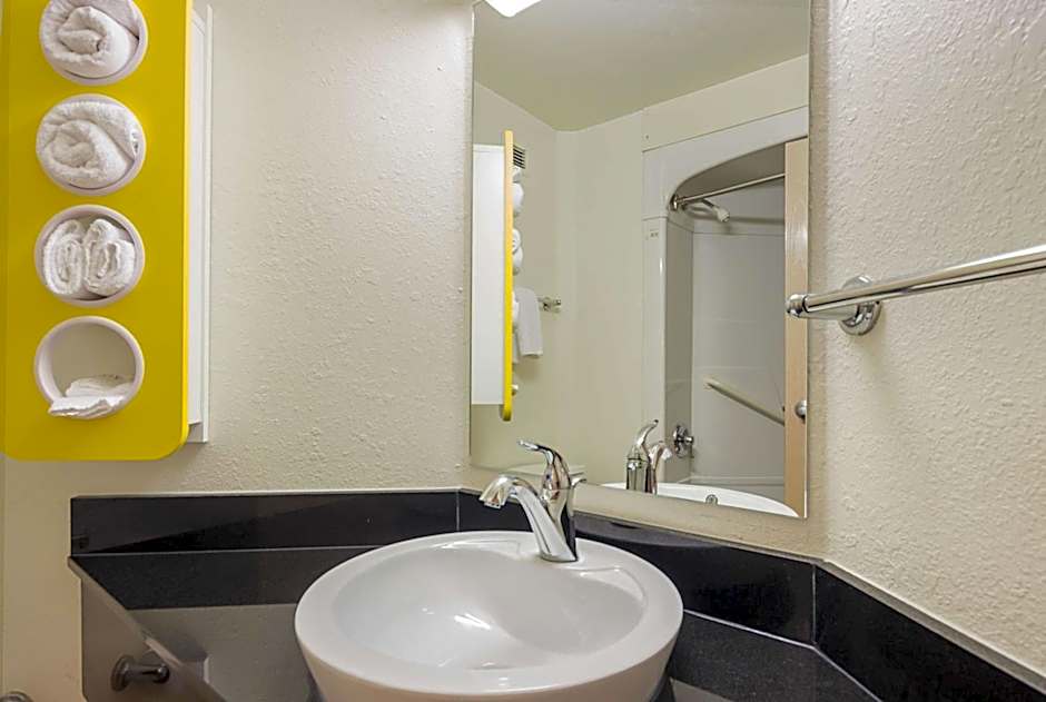 Motel 6-Whitby, ON - Toronto East