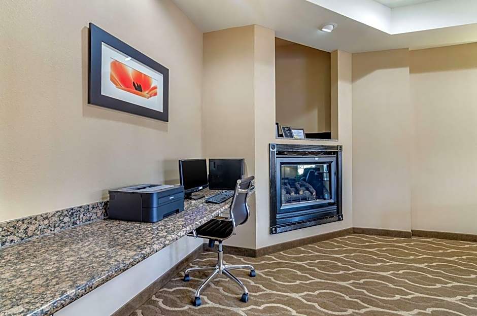Comfort Inn & Suites near Bethel College