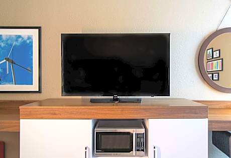 Queen Room with Walk In Shower - Non-Smoking