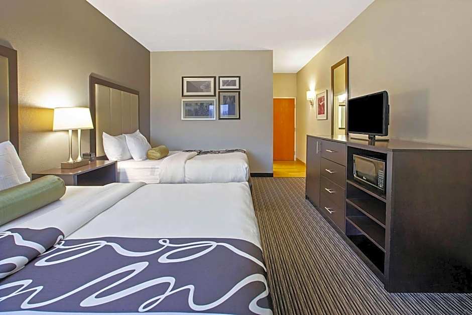 La Quinta Inn & Suites by Wyndham Detroit Metro Airport