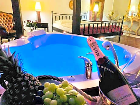 Deluxe Suite with Spa Bath