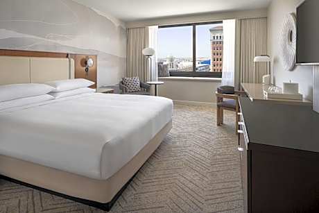 King Room with City View - M Club Lounge Access
