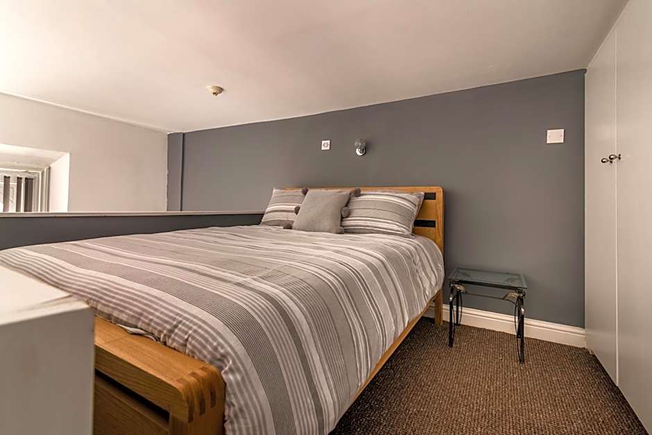 1 Bed Old Town City Studio near Theatre Suit Work or Leisure