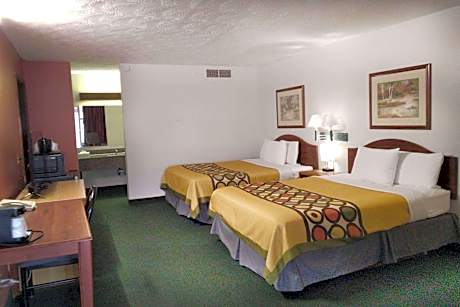 2 Queen Beds and 1 Queen Bed 1-Bedroom Family Suite Non-Smoking