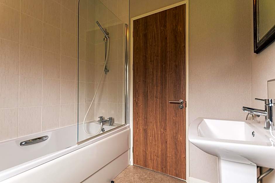 Kingfisher Lodge with Hot Tub