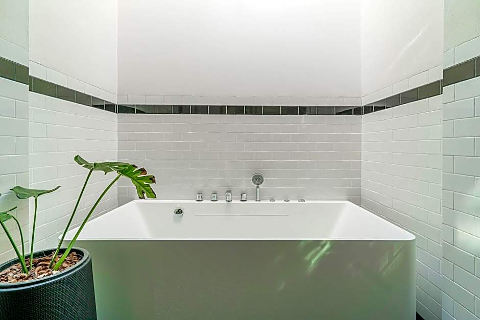 Baanrongmai Canal Front Cafe & Homestay 