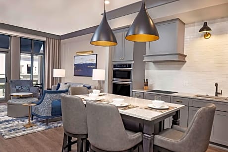 1 Bedroom 1 King Deluxe Suite W/ Balcony