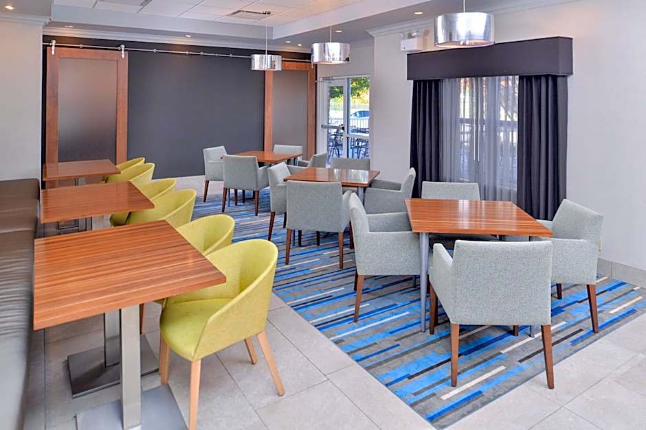 Holiday Inn Express Hotel & Suites St. Louis West-OFallon By IHG