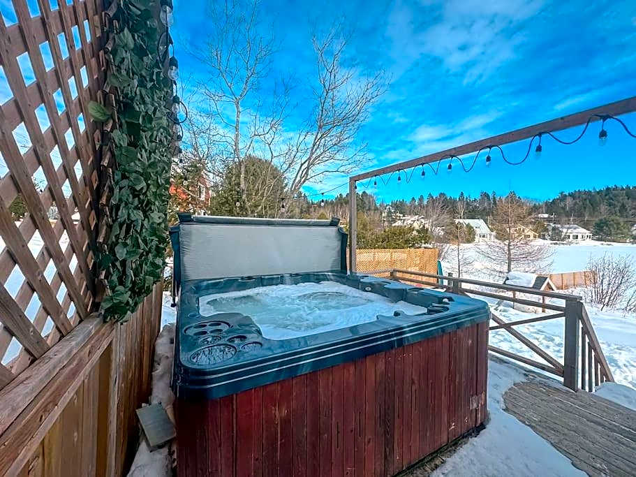 Lake retreat 5BR with SPA, watercraft and kids playground