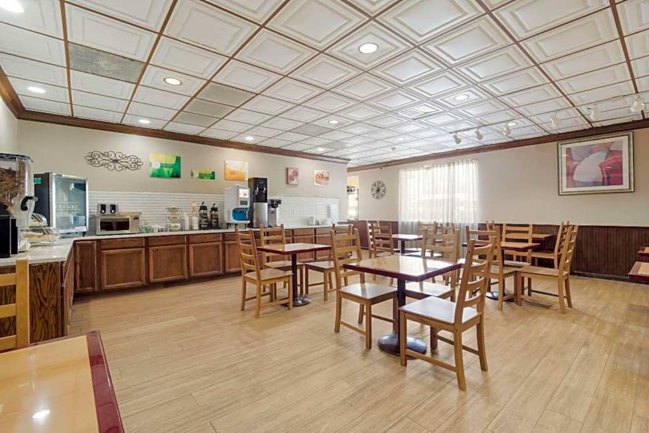 Quality Inn & Suites Conference Center Statesboro Historic District