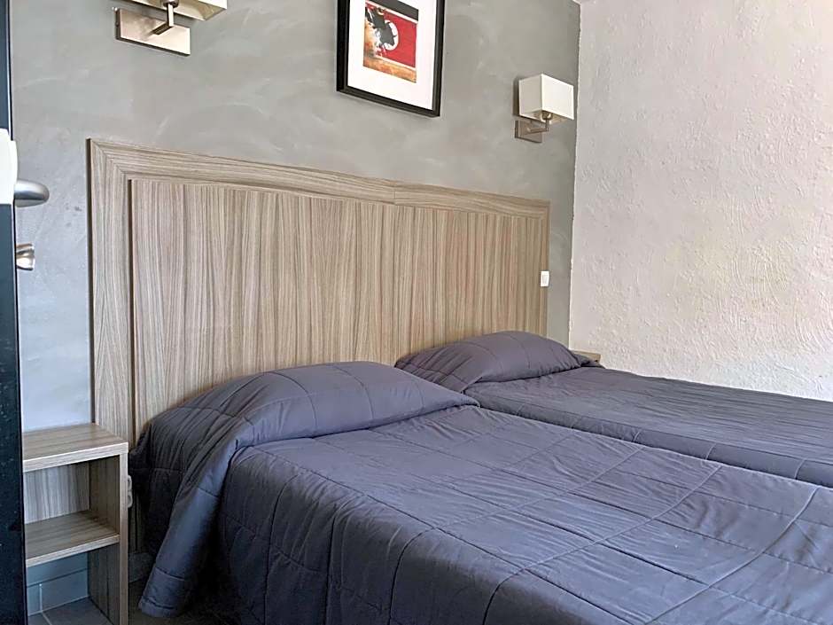 Hotel Les Palmiers En Camargue