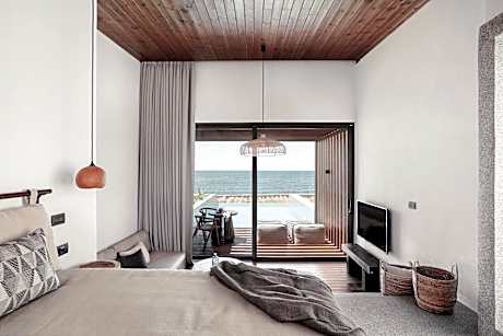 Signature Pool Suite with Outdoor Whirlpool Bath - Seafront