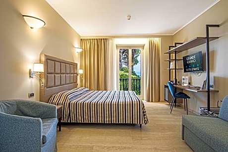 Junior Suite (2 Adults + 2 Children)