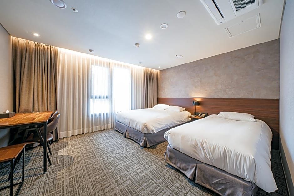 Hotel With City