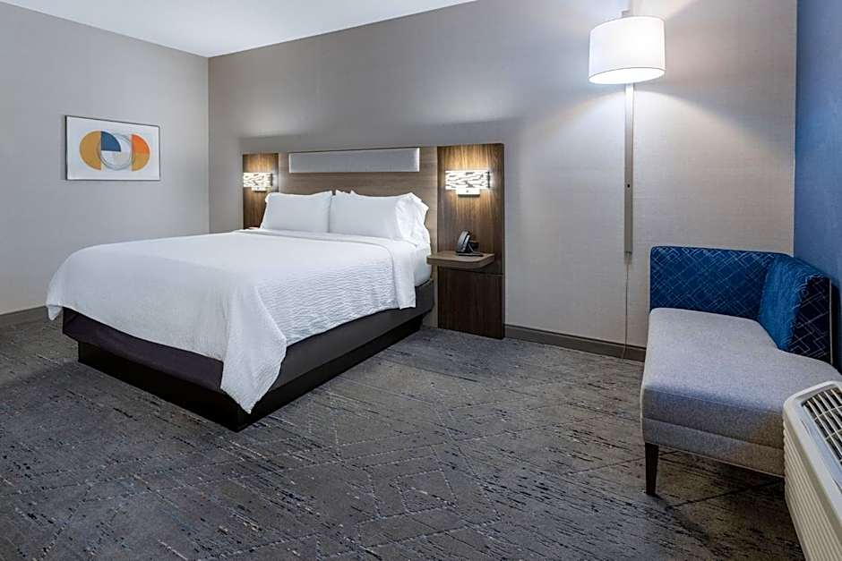 Holiday Inn Express Hotel & Suites Center Township By IHG