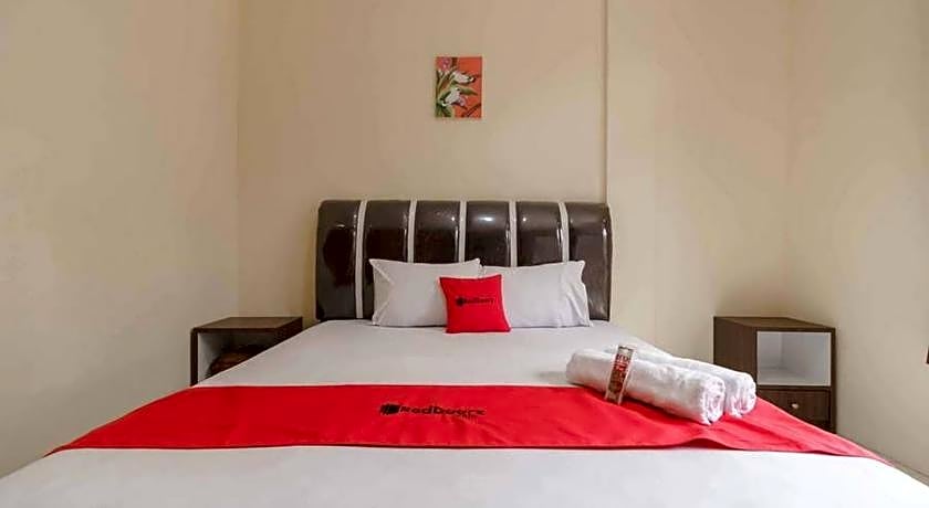 RedDoorz near RS Adam Malik Medan 2