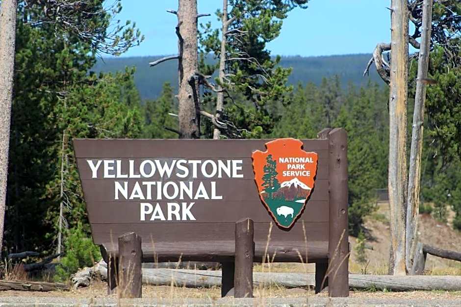 Bison Lodge - Lg Home - 2 bedrooms - less than 5 miles to Yellowstone North Entrance, Sleeps up to 8