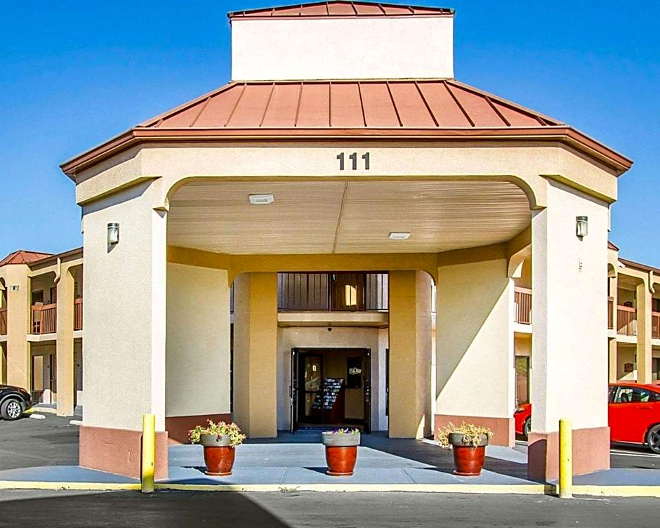 Rodeway Inn & Suites Clarksville near Governors Square Mall