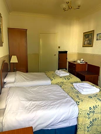 Family Room (2 Adults + 1 Child)