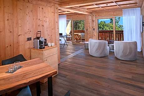 Suite with Balcony and Mountain View