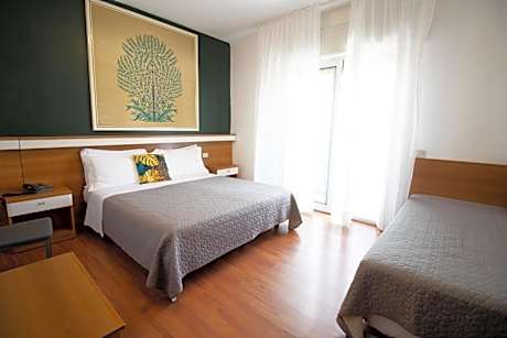 Family Room (2 Adults + 1 Child)