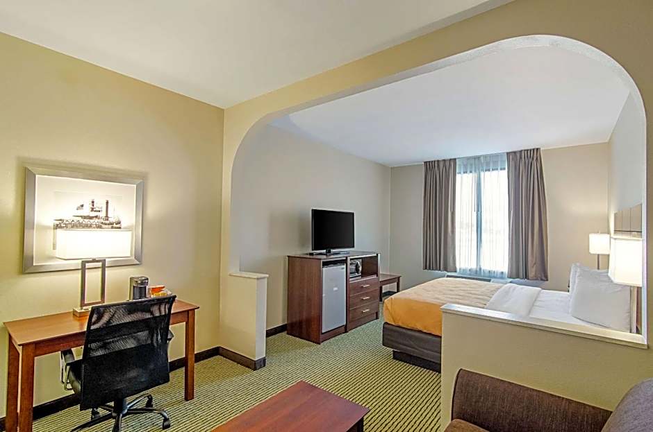 Quality Inn and Suites Near Tanger Outlet Mall