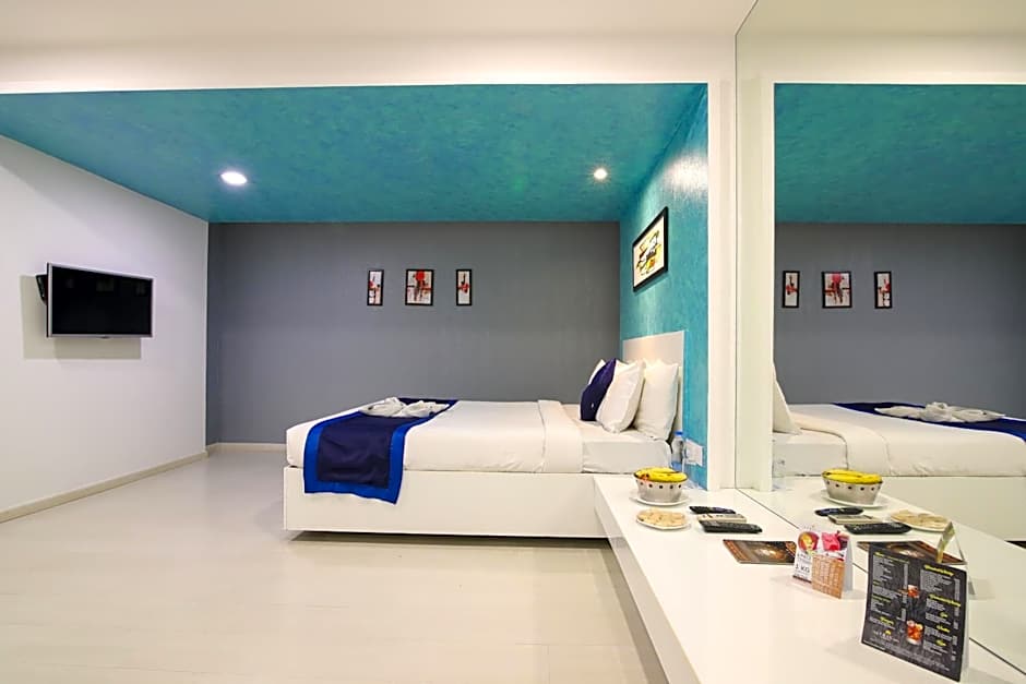 Photo 1 of 7 of Deluxe Studio 1 King Bed