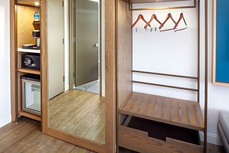 Queen Room with Two Queen Beds and tub - Disability access