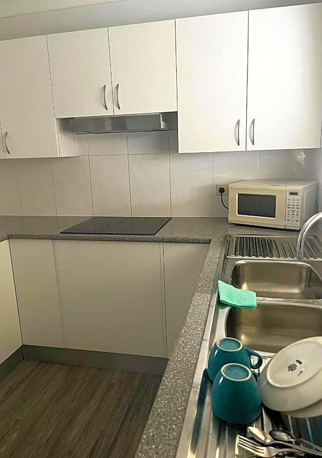 The Oaks Hotel Motel