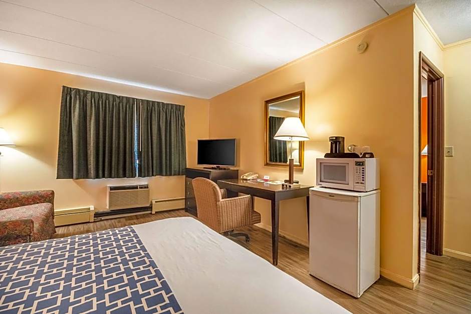 Econo Lodge Inn & Suites Windsor Locks Bradley Airport