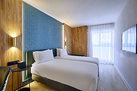 Double or twin room for single use (1 adult)