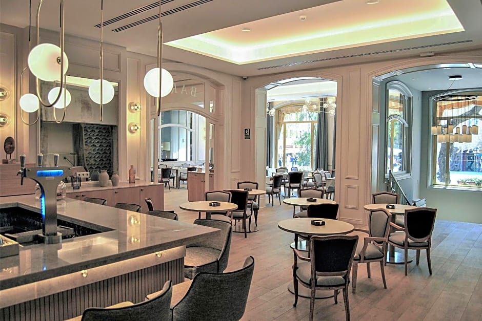 Lamaro Hotel