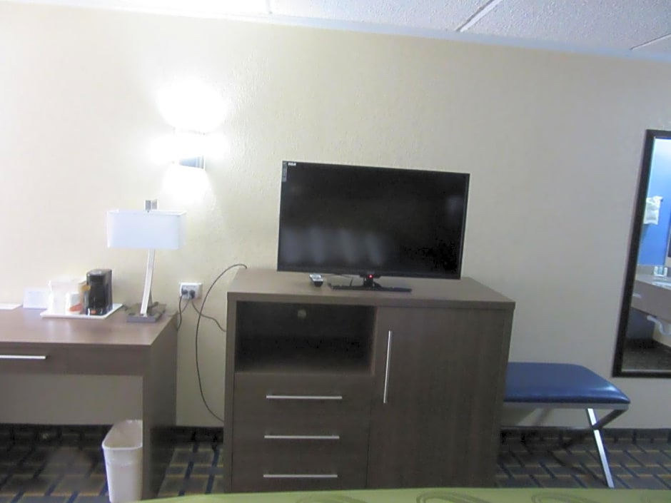Quality Inn & Suites Near Six Flags East