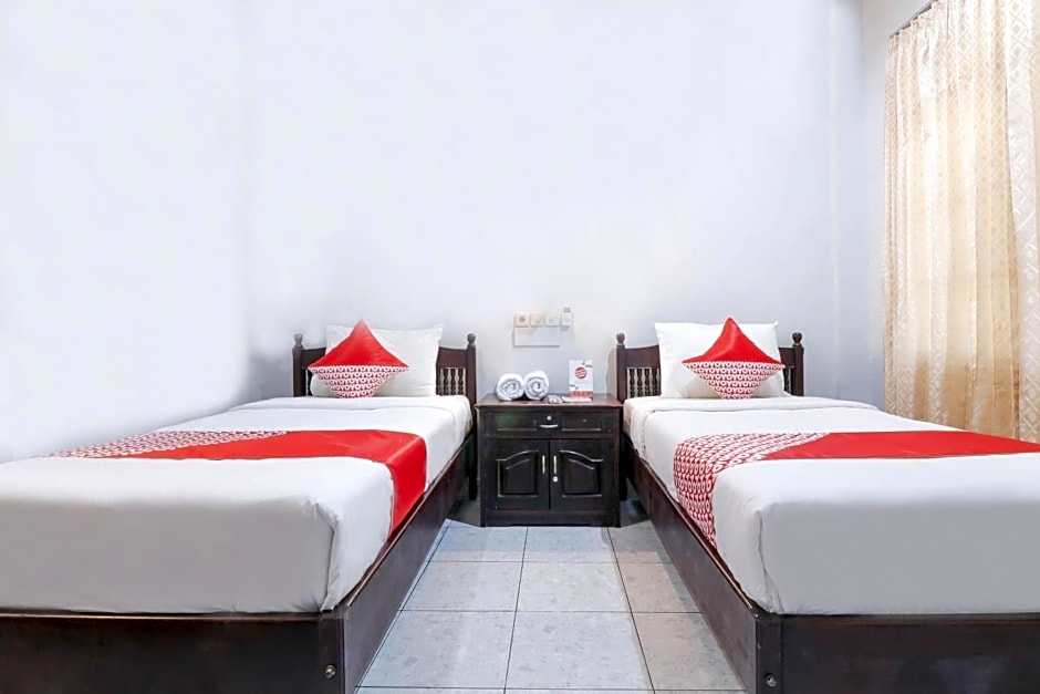 OYO 2411 Taman Mekar Beach Inn 2