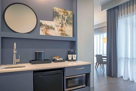 1 King Bed 2 Room Corner Suite City View