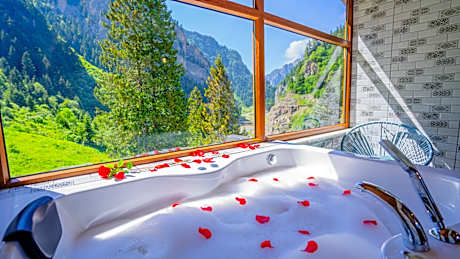 King Suite with Jacuzzi And Lake View