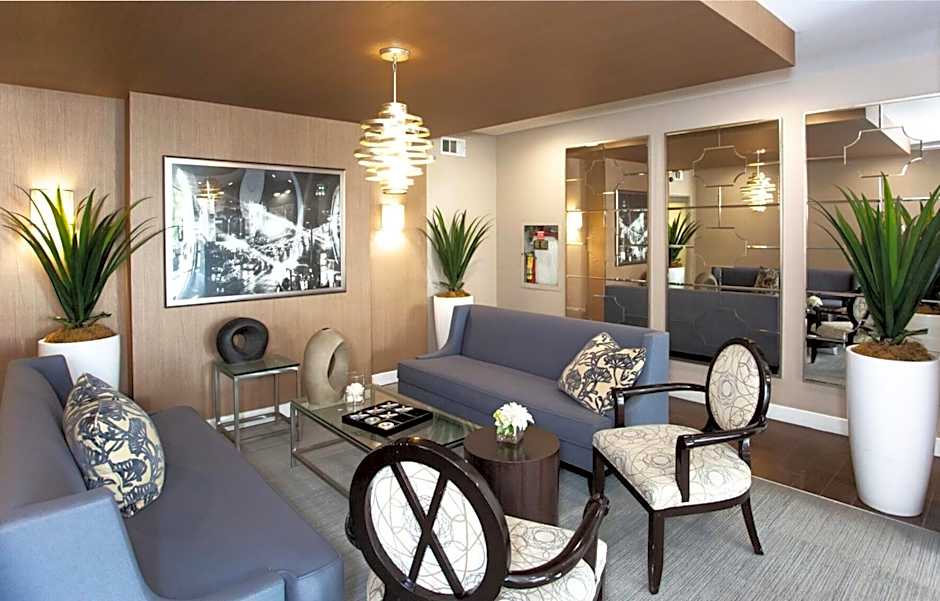Beverly Hills Gem 1 BR Apt with Parking 218