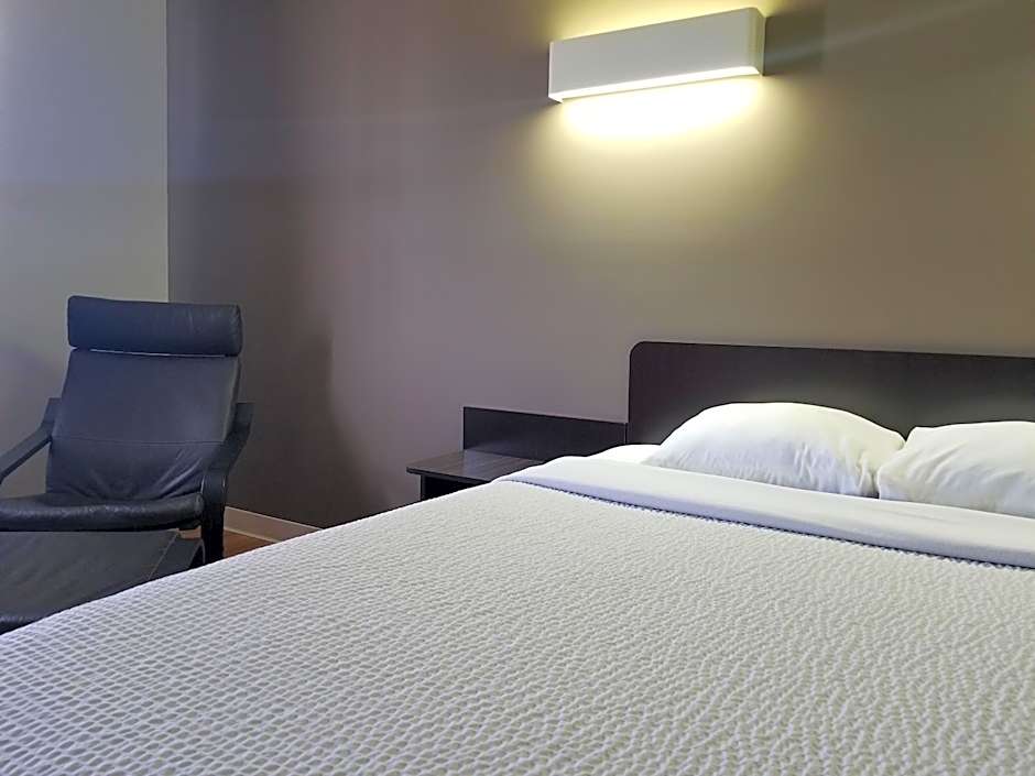 Joys Inn Innisfail, AB